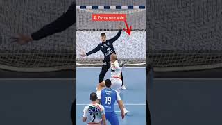 🥅🔝 HOW to SAVE a Penalty ?  📽️ Source by: @homeofhandball #handball #balonmano #goalkeeper