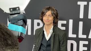🎬 エイダン・ギャラガー、『アンブレラ・アカデミー』レッドカーペットプレミアで注目を集める
