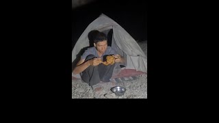 一个人出来浪，过着自由自在的生活，晚上没事炸大鸡腿吃太香了