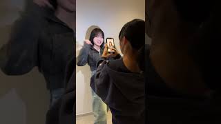 さすがのカメラワークだけれども…。TikTokで流行ってる曲のダンスを撮影してる裏側で〇〇がやばすぎたwww#Shorts