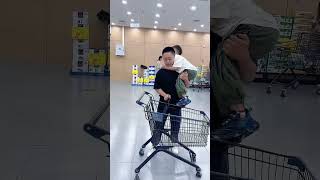 爸爸带娃就是不一样，原来购物车可以这样打开的 #快成长计划 #潮流生活成长之星 #喜爱度激励计划