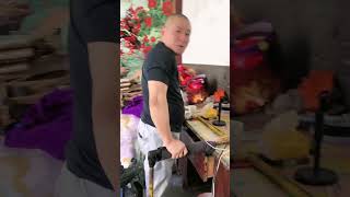 disabled bedridden man 睡一覺醒來繼續工作，這個工作沒有工資，但能避免病發癥的幾率 殘疾人阿勇