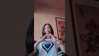 大家可不可以再看我的影片的時候不要一直笑可以嗎因為我會覺得 我的影片拍得不夠好因為我看我同學在看我影片的時候就一直笑我就會覺得可能是我拍的不好 所以麻煩大家了 因為我只是拍個手勢的沒有什麼可笑的