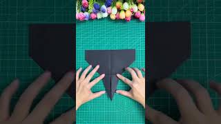 The tutorial of the cloud-walking paper airplane that can be folded with your hands is here. Pop
