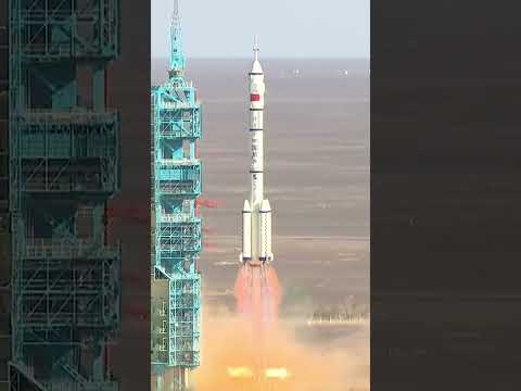 北京时间2025年4月24日17时17分，搭载神舟二十号载人飞船的长征二号F遥二十运载火箭在中国酒泉卫星发射中心点火发射，神舟二十号载人飞船与火箭成功分离，成功进入预定轨道。