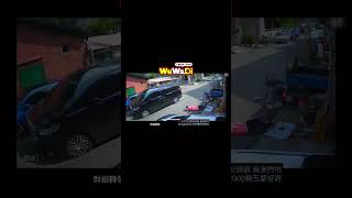 騎車在不看路啊一直衝#dashca #carcrash #caraccident #drivesafe #roadrage #馬路三寶 #武哇滴 #交通安全 #wuwadi #行車記錄器 #行車記錄