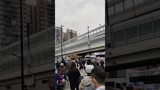上班早高峰，进地铁站，在门口附近