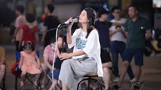 小姐姐路边深情演唱《外面的世界》，唱哭了自己，感动了路人！