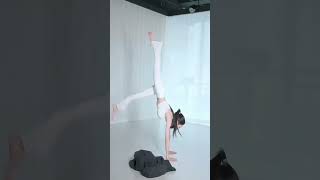 空中一字马！ #beautyqueen #dance #china #automobile #youtubeshorts #beauty #kungfu #养眼 #是时候展现真正的技术了