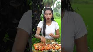 Beautiful Khmer Woman Feasts on Giant Prawns Under Sugar Palm Tree | Rural Cambodia Magic!