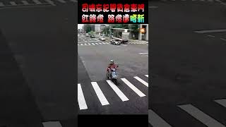 【行車紀錄】粗心司機忘記關貨倉車門 紅綠燈、路燈遭「腰斬」