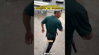 老人雨中浑身湿透守着菜摊，陌生姑娘看到后“牵线”饭店老板直接包圆，“这么大的雨，您卖完早点回家吧” #生活  #暖心 #正能量