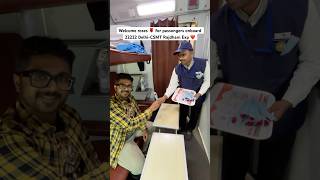 Welcome roses 🌹 for passengers onboard 22222 Delhi-CSMT Rajdhani Exp ❤️