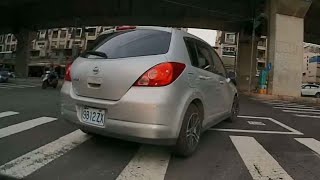 Is it hard to turn right and stay close to the curb? (Report successful)
