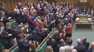 英首相约翰逊议会上演告别秀，特蕾莎·梅为何不鼓掌？