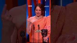 Emma Stone thanks her Mum in sweet BAFTA speech 💓 - BBC