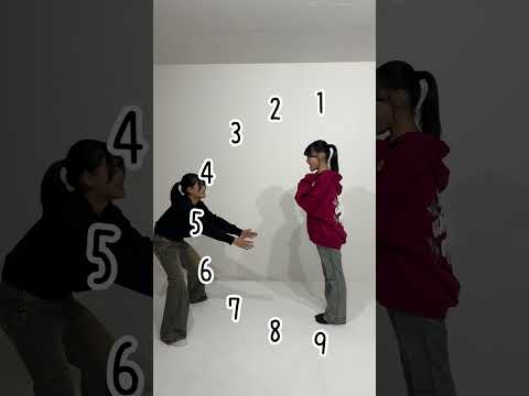 今度は前向きで何番の位置で倒れることができる？？床に水平に倒れるチャレンジを双子でやってみた！#Shorts