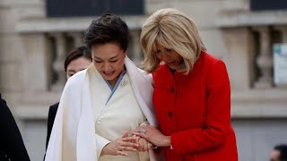 王毅盛赞彭丽媛“魅力外交”，华春莹分享彭丽媛亲民视频，是王毅华春莹的马屁还是为彭丽媛上位造势？[莫寂聊Moji Talks]