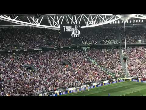 جماهير يوفنتوس تشعل المدرجات احتفالا بهدف كريستيانو رونالدو الاول مع يوفنتوس ♥