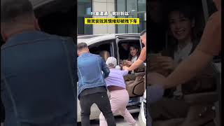 叶童遭遇“疯狂粉丝”，微笑安抚其情绪却被拽下车#叶童 #追星现场 #熱門 #娱乐