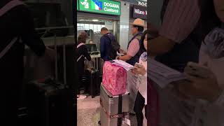 米蘭機場等待海關人員來蓋章等了很久才來上班