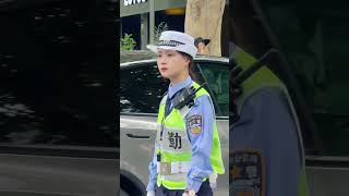 西湖边遇到一位漂亮的美女交警 #交警 #警察 #police