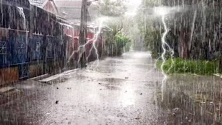 Kraftig regn i en veldig ren landsby på landsbygda i Bogor| Lyden av regn for å sove og slappe av