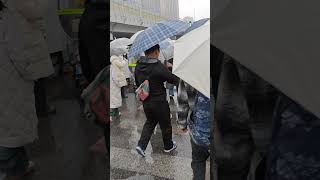 雨天早高峰上班的牛马，鞋子裤子都湿了