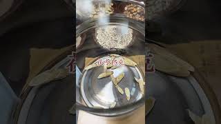 中式养生之消肿祛湿茶|||✨【清新茶饮｜茯苓黄芪的温和配方】 适合办公室的暖心饮品，简单三步轻松制作： **食材清单** - 茯苓15g（提前浸泡更易煮 - 黄芪10g - 生姜3片- 清水800ml