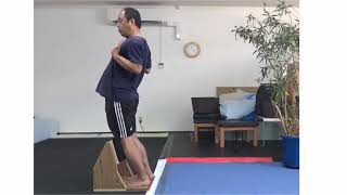 軸育スタンドは、前後の重心バランスの崩れを直す目的があります。　重有心が前後に崩れて、腰痛や股関節症になる