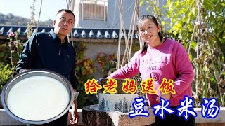妈妈吃到了心心念念的豆水米汤和玉米窝窝，平淡又幸福的一餐！