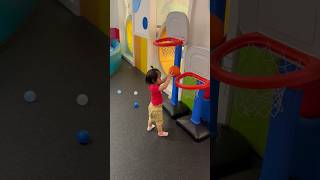 女兒小莫［育兒日常］妹妹這麼近投籃，這不是有手就能進球？。2y1m13d