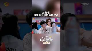 #时光音乐会 #邓紫棋 全新填词改编的《你成为了谁的幸福》，把自己好友的少女心事都写进歌词，“一月的冷空气，总会让我想起我的手被你握紧，偷偷放进口袋里”，甜甜的歌声让人好想谈恋爱