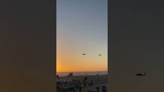 美國海軍兩架海鷹直升機飛過Santa Monica 海灘！