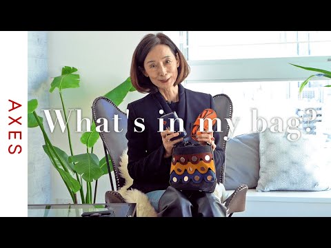 What's in my bag?" Former Harper's Bazaar editor-in-chief Kaori Tsukamoto reveals what's in her bag!