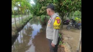 Personil Polsek Sungai Ambawang melaksanakan Pengecekkan Debit Air akibat Curah Hujan danPasangSurut