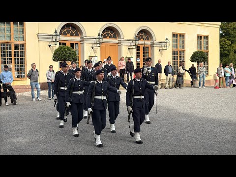 2024-09-18 Onsdag  Drottningholms Slott vaktavlösning  A8 Boden - A8 Boden