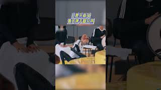 白鹿宋雨琦撕名牌手脚并用！周深：撕她鹿鹿~ #奔跑吧12