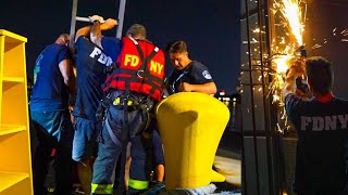 **INTENSE WATER RESCUE!** FDNY RESCUES Man from East River w/ the NYPD [ Box 1130 ]