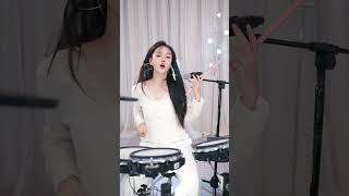 无法移开视线的鼓声魅力美女鼓手现场边唱边打节奏精准表情投入震撼全场#鼓手演出 #现场才艺 #乐器达人