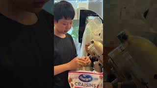 一場從廚房到舞台的生命練習曲｜孩子們戴上圍裙、挽起袖子，揉麵、塑形、烘烤……這不是烹飪課，而是一場關於「專注、耐心與創造力」的實踐。