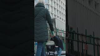 階段でベビーカーを折りたたまずに　ドゥーナiなら　赤ちゃんを乗せたまま　階段を降りれます　 #省スペース #automobile #ベビーカー #doona #baby #stroller