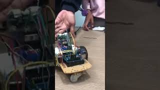 Coche evasor de obstáculos con sensor ultrasonico y arduino.