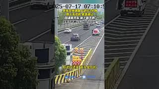 浙江台州，货车司机在困意中逆行开上快速路，导致正常行驶的车主们纷纷刹车避让，交警紧急将其截停。（供稿：台州交警）
