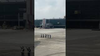 搭乘華航從台北松山機場前往東京羽田機場，飛機準備起飛前開始滑行，工作人員向我們揮手致意，心裏好感動，謝謝您們敬業的努力工作！