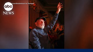 Neil Diamond surprises fans with rare appearance at sold-out show