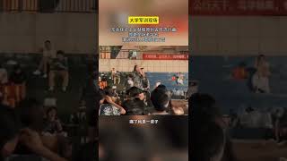 大學軍訓現場，東北妹子上臺獻唱原創古風流行曲，驚豔全場老學長。誰說東北人唱歌有口音？