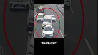 中國公路上的新型碰瓷手段#中国骗局#成都#碰瓷#真实中国记录