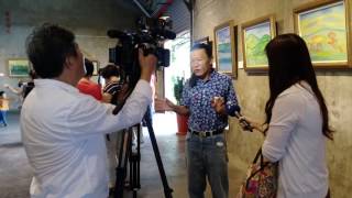 2017/8/5畫家楊晉維在鐵道藝術村開畫展的開幕茶會李明峻醫師接受民視新聞記者鄭榮文的訪問