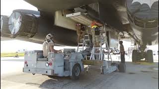 B-1B装载AGM-158联合防区外空地导弹#Shorts